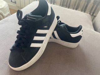 Zapatillas Adidas Negras y Blancas