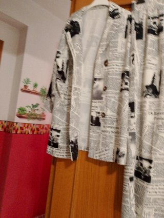 Traje 2 piezas estampado periódico