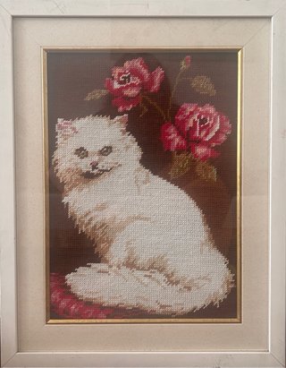 Quadro con gatto e fiori a punto gobelin