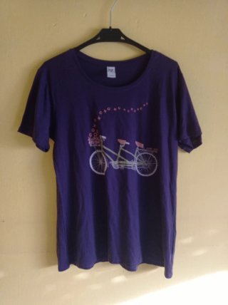 Camiseta morada mujer con estampado bici