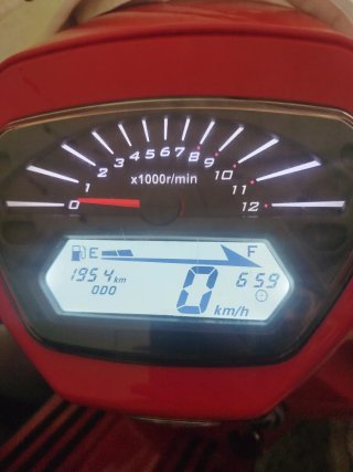Moto UM Chill 125 Roja