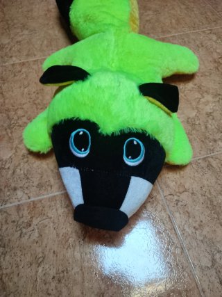 Peluche mapache verde y negro