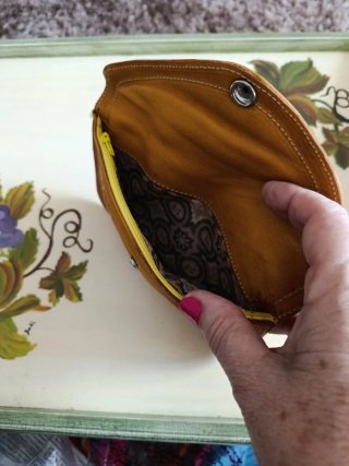 Cartera de piel con relieve