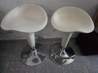 Taburetes de cocina plateados y blancos