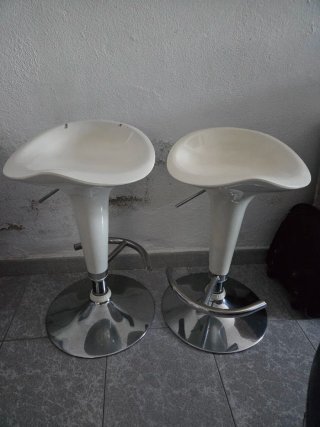 Taburetes de cocina plateados y blancos