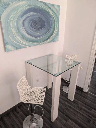 Mesa alta cristal y 2 sillas blancas