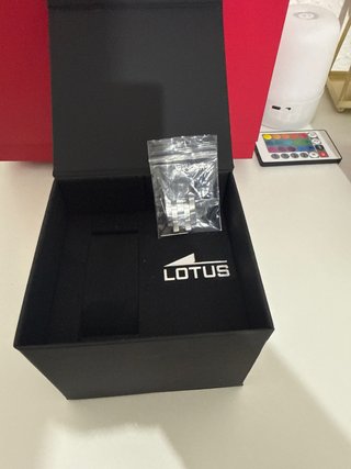 Reloj Lotus Negro y Plateado