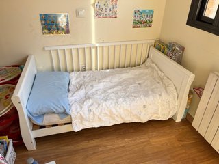 Cuna convertible en cama blanca