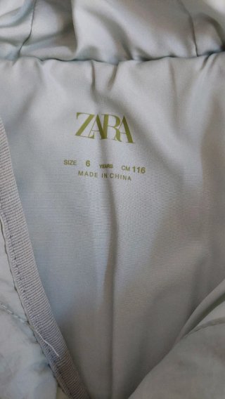 Chaqueta verde acolchada con capucha