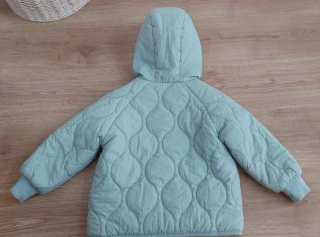 Chaqueta verde acolchada con capucha