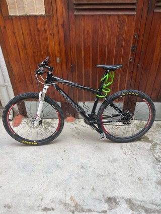 Bicicleta de montaña negra
