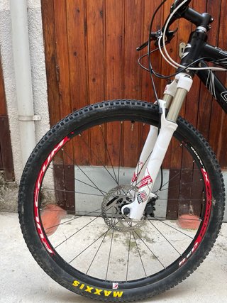 Bicicleta de montaña negra