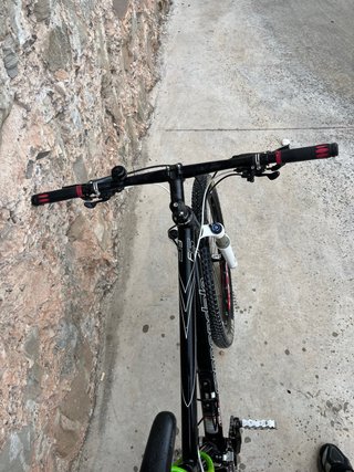 Bicicleta de montaña negra