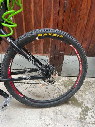 Bicicleta de montaña negra