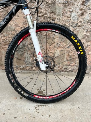 Bicicleta de montaña negra