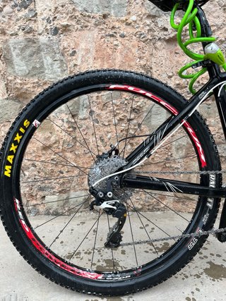 Bicicleta de montaña negra