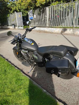 Moto superlight Negra con Alforjas tipo cruiser