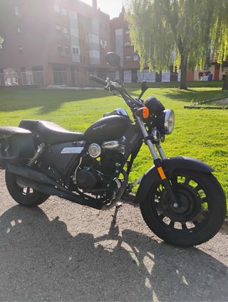 Moto superlight Negra con Alforjas tipo cruiser