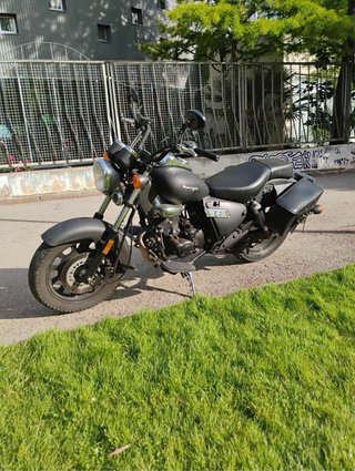 Moto superlight Negra con Alforjas tipo cruiser