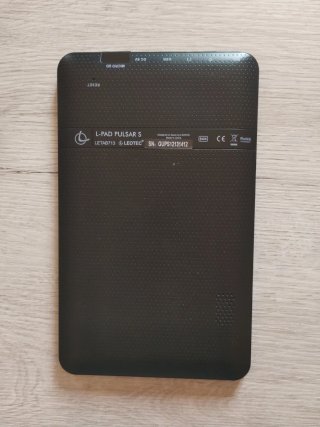 Tablet Negra con Cargador y Cable USB