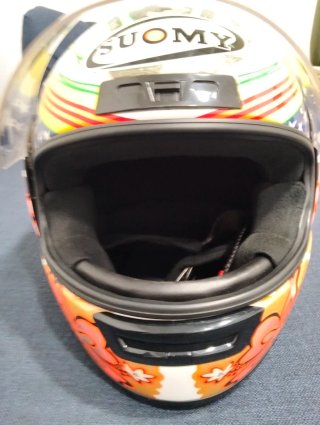 Casco de moto SUOMY con diseño de llamas
