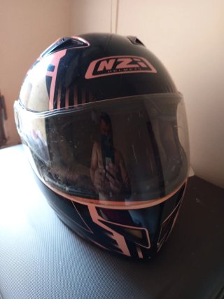 Casco de moto NZI negro y rosa