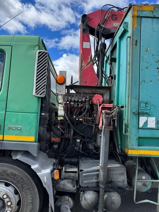 Volvo camión grua con presadora 2003