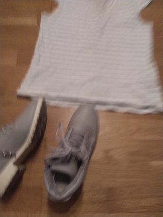 Camisa rayas M/38 y Zapatillas grises 39