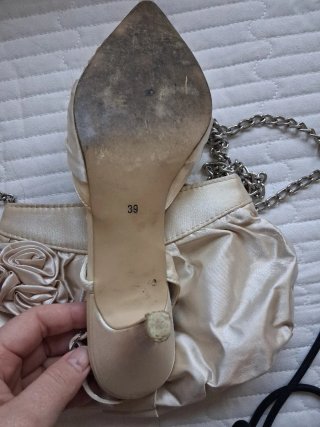 Zapatos de fiesta y bolso de mano