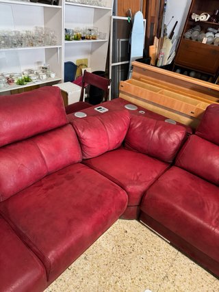 Sofá esquinero rojo de piel