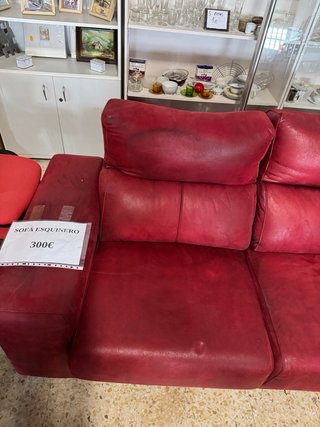 Sofá esquinero rojo de piel