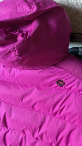 Chaqueta de plumas Marmot rosa