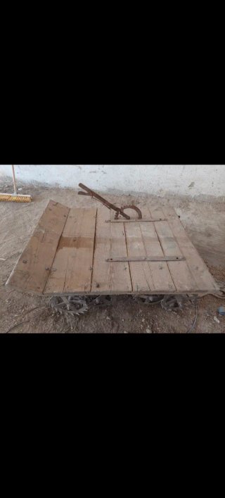 Trillo antiguo de madera y metal