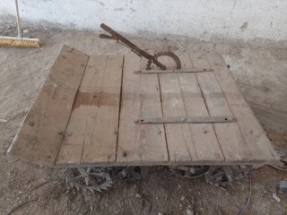 Trillo antiguo de madera y metal