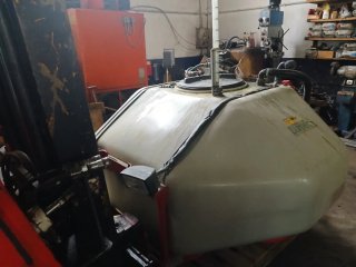 Tanque delantero para pulverizador