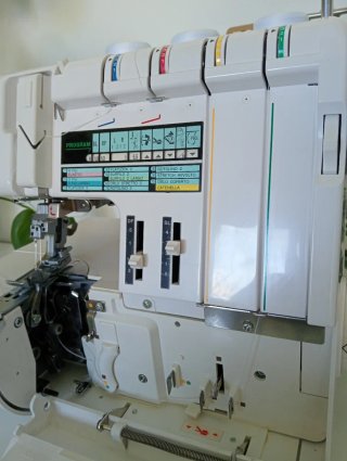 Recubridora/ remalladora - overlock Necchi 704 DEX