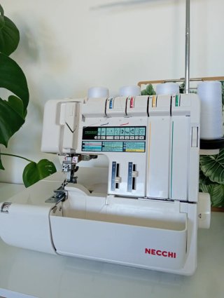 Recubridora/ remalladora - overlock Necchi 704 DEX