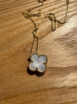 Collar de oro 18k con colgante trébol blanco