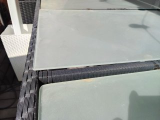 Tavolo in rattan e vetro per esterni