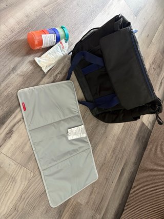 Bolsa Porta Pañales SKIP HOP para carrito bebé.