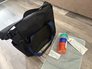Bolsa Porta Pañales SKIP HOP para carrito bebé.