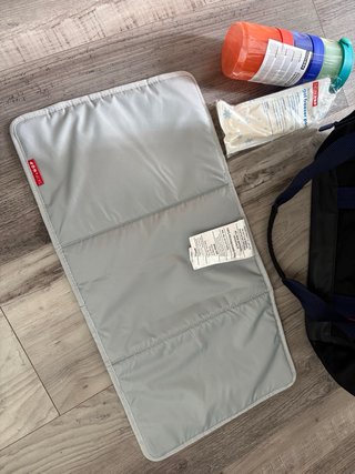 Bolsa Porta Pañales SKIP HOP para carrito bebé.