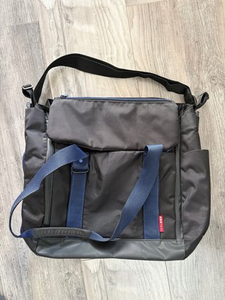 Bolsa Porta Pañales SKIP HOP para carrito bebé.