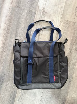 Bolsa Porta Pañales SKIP HOP para carrito bebé.