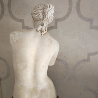 Escultura de Venus en Metal y Piedra