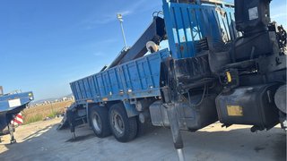 Camión Renault Kerax 2002 con grúa traccionado 6x6
