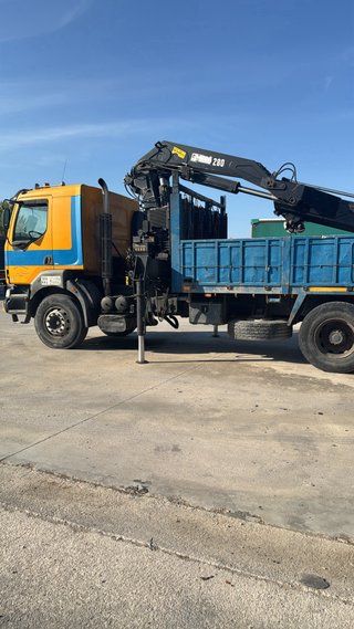 Camión Renault Kerax 2002 con grúa traccionado 6x6