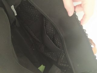 Bolso de verano negro con etiqueta