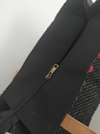 Bolso de verano negro con etiqueta