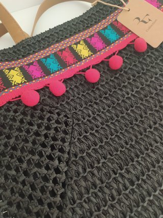 Bolso de verano negro con etiqueta